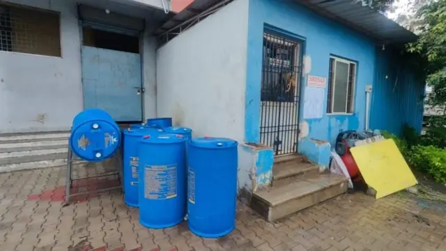 कारखान्याच्या परिसरात ठेवलेल्या बॅरलचा फोटो