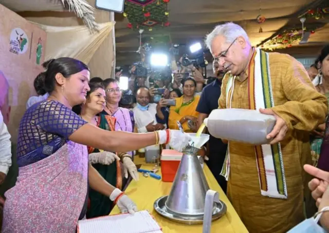 गोमूत्र की ख़रीद के लिए 4 रुपये प्रति लीटर की दर तय की गई है.