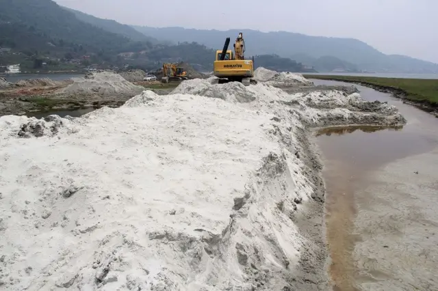 मिचिएको फेवातालमा क्रशर