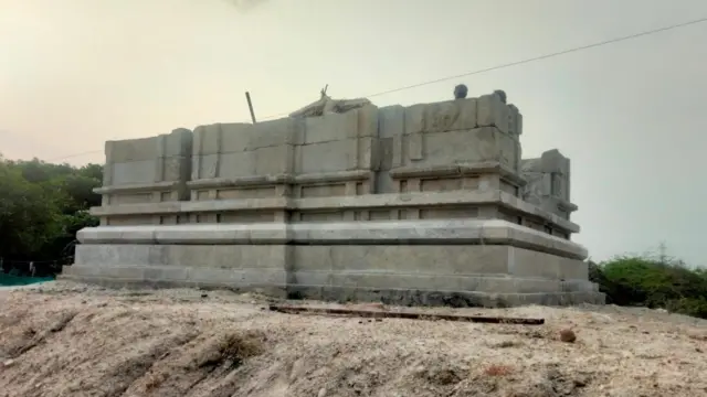 மாலிக்காபூர் படை வீரர்களை எதிர்த்து சண்டையிட்டு, இறந்த வீரன்