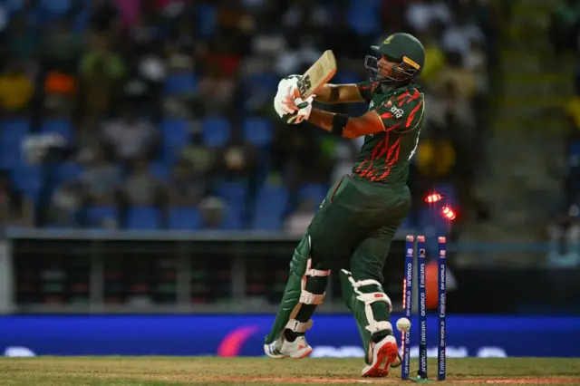 মাঝে ৪৮ বলে বাংলাদেশের ব্যাটাররা ৪৬ রান তুলেছে