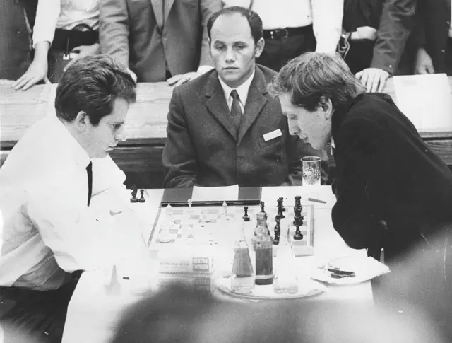 Boris Spassky y Bobby Fischer jugando a ajedrez. 