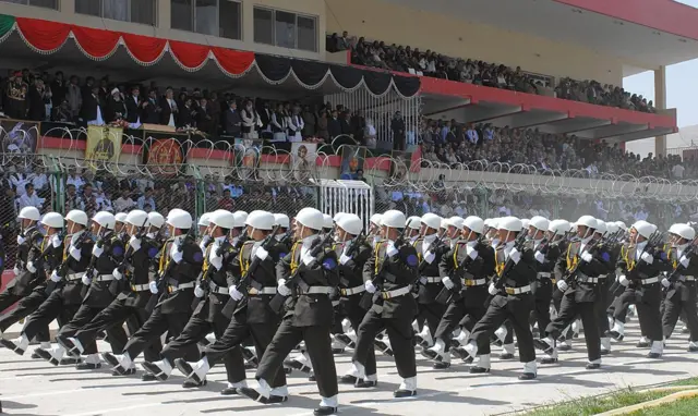 کابل، افغانستان: افغان سرتیري د ۲۰۰۶ کال د اګست په ۱۹مه، په کابل کې د افغانستان د خپلواکۍ د ورځې د پرېډ د کلیزې د نمانځلو په مراسمو کې نندارې ته وړاندې کیږي.