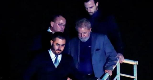 Lula escoltado nanovibet de onde échegada a Curitiba,novibet de onde é2018, quando foi preso pela Operação Lava Jato