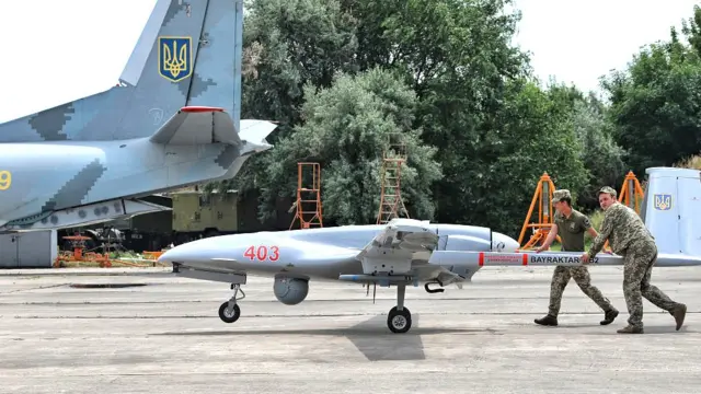 Abasirikare ba Ukraine bariko basunika 'drone TB2 mu kigo c'indege za gisikare mu gihe c'imyimenyerezo yo mu kwa gatandatu 2021