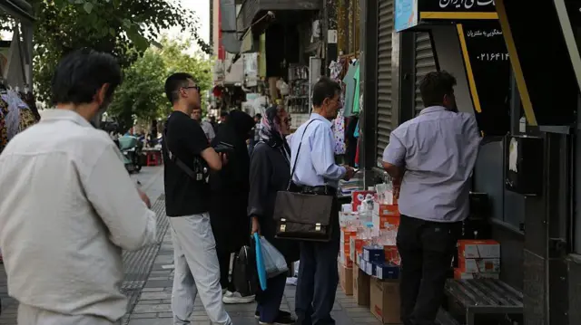 نمایی از یک فروشگاه بدون برق به دلیل قطع برق در تهران، ایران، در تاریخ ۲۸ مه ۲۰۲۵.
ایران با وجود در اختیار داشتن یکی از بزرگ‌ترین ذخایر گاز طبیعی و نفت در جهان، در ماه‌های اخیر یکی از شدیدترین بحران‌های انرژی تاریخ خود را تجربه می‌کند؛ بحرانی که بخشی از آن ناشی از افزایش دما، مصرف بیش از حد، ضعف زیرساخت‌ها، ناکارآمدی مدیریتی و تحریم‌هاست.