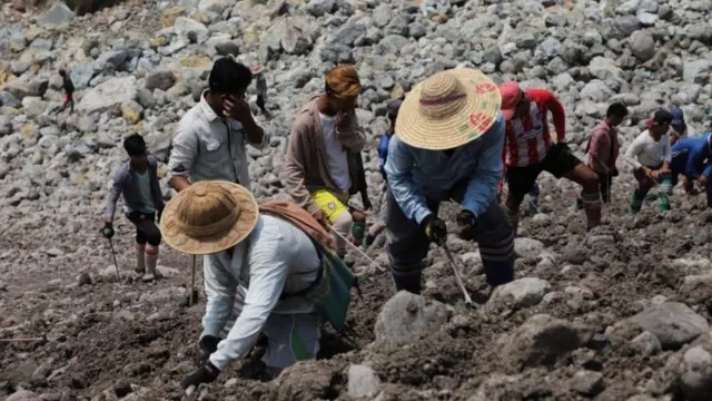 မြေစာပုံပေါ်က ကျောက်ရှာကြသူများ 