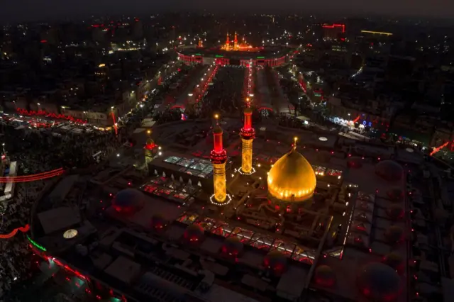 مرقد الحسين بن علي ويظهر مقابلة مرقد أخيه العباس، كربلاء، العراق 8 أغسطس/آب 2023 