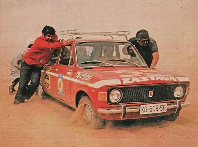 Džo Perić (prvi zdesna) i Branko Baletić (prvi sleva) pokušavaju da izbave 'Stojadina' za čijim je volanom Milan Rakočević