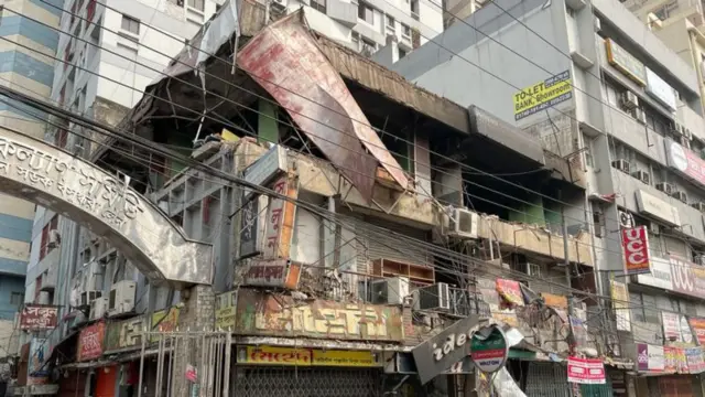 ঢাকার সাইন্সল্যাব এলাকায় একটি তিনতলা বাণিজ্যিক ভবনে বিস্ফোরণের পরের চিত্র।