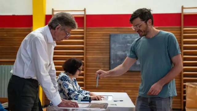 फ़्रांस इलेक्शन में वोट डालते नागरिक