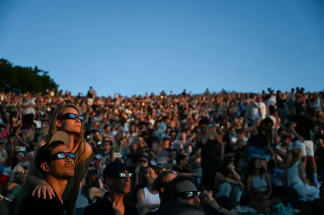 Multidão acompanha eclipse em Munique, na Alemanha