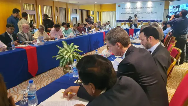 বিএনপির এই সেমিনারে বিদেশী কুটনীতিকরাও উপস্থিত ছিলেন