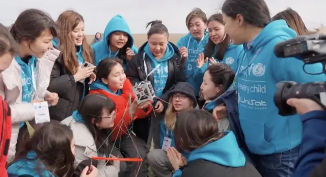 Кыздар спутник учурушууда