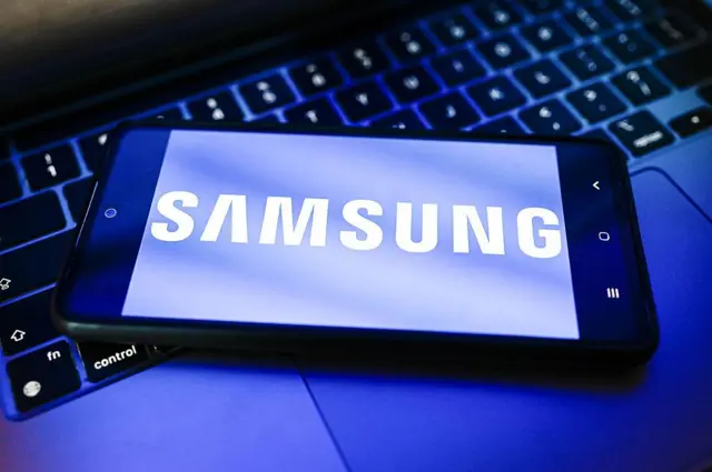 Teléfono de Samsung sobre computadora
