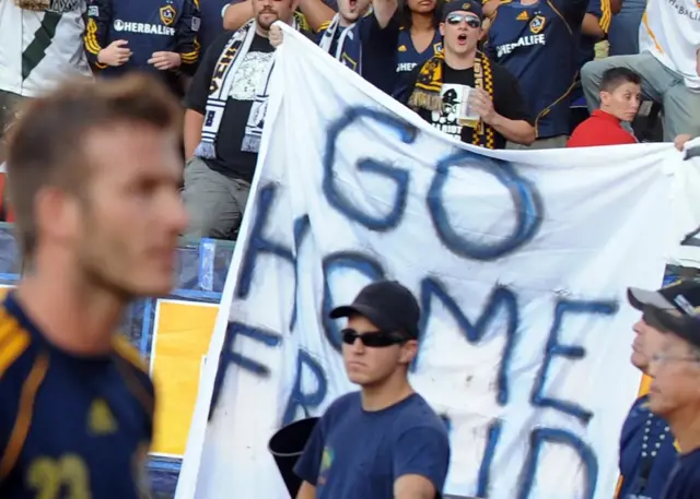 Une pancarte avec une injure raciste