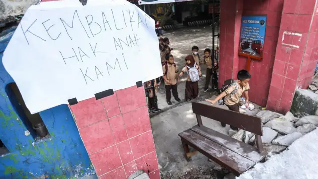 Sejumlah siswa melintasi jalan darurat yang dibuat pihak sekolah saat pulang sekolah di SDN Pondok Cina 1, Depok, Jawa Barat, Rabu (9/11/2022).