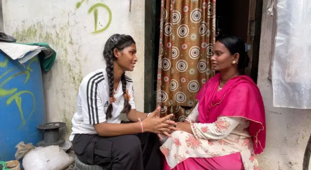 सुनीता गौतम आणि त्यांची मुलगी दीपमाला