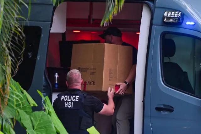 Agen Investigasi Keamanan Dalam Negeri memasukkan sebuah kotak ke dalam mobil di pintu masuk rumah Sean "Diddy" Combs di Star Island, Miami Beach pada 25 Maret 2024.