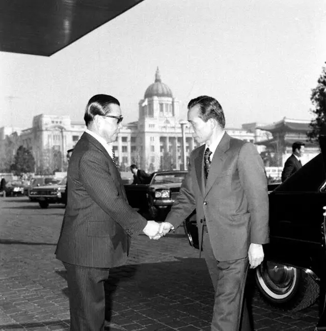 김재규가 장관인 건설부를 방문한 박정희 전 대통령