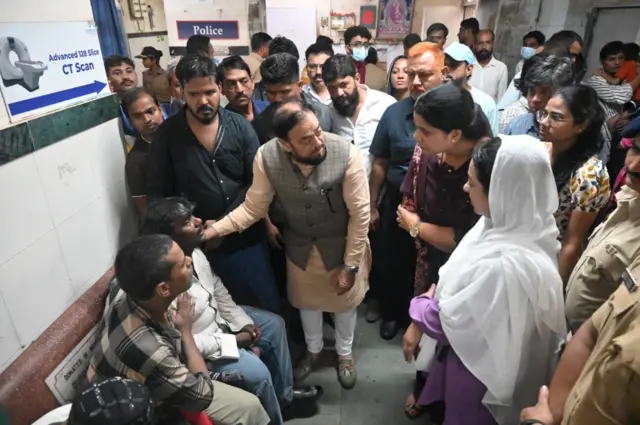 मुंबईतील मानखुर्द येथे जनता नगरच्या 3 मजली चाळीचा काही भाग कोसळून आतापर्यंत 6 जणांचा मृत्यू झाला आहे.