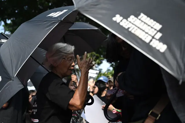 Sumarsih, orang tua salah seorang korban Tragedi Semanggi I pada Aksi Kamisan.