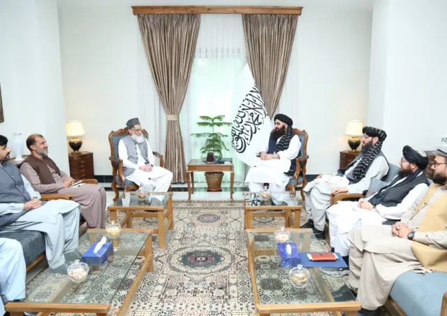 امیرخان متقی، وزیر خارجه طالبان در وزارت خارجه با عبیدالرحمن نظامانی، رئيس هیات نمایندگی پاکستان صحبت می‌کند