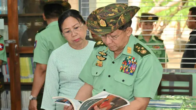 မိတ္ထီလာလေတပ်စခန်း (ရှမ်းတဲ) ခရီးစဥ်မှာတွေ့ရတဲ့ ဗိုလ်ချုပ်မှူးကြီးမင်းအောင်လှိုင်နဲ့ ဇနီးဒေါ်ကြူကြူလှ