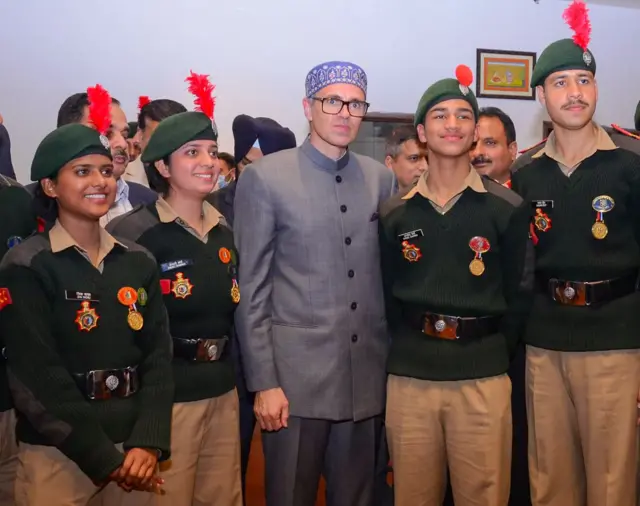 जम्मू-कश्मीर के मुख्यमंत्री उमर अब्दुल्लाह और एनसीसी कैडेट्स