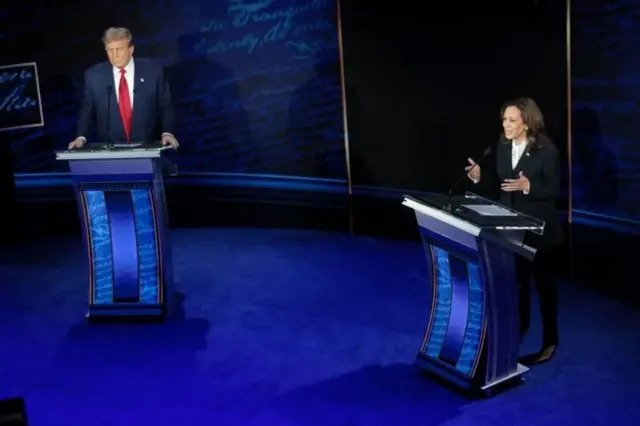 Trump e Kamala em palco de debate