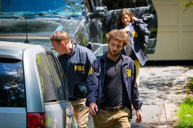 Arama yapan FBI Ajanları 