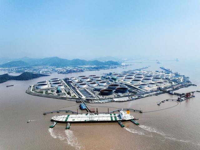 نمای هوایی پایانه نفت خام بندر نینگبو-ژوشان در ژوشان، استان ژجیانگ چین.
