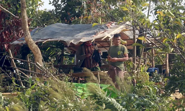 মিয়ানমারে বিজিপির ক্যাম্প দখল করে বিদ্রোহীদের অস্ত্রসহ অবস্থান