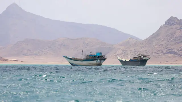 Yemen'in Bab el-Mandeb kıyısı yakınlarında tekneler yüzüyor.