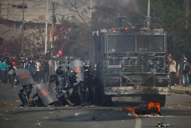 तीनकुनेमा प्रदर्शनकारीहरू र प्रहरीबीच झडप भएको थियो