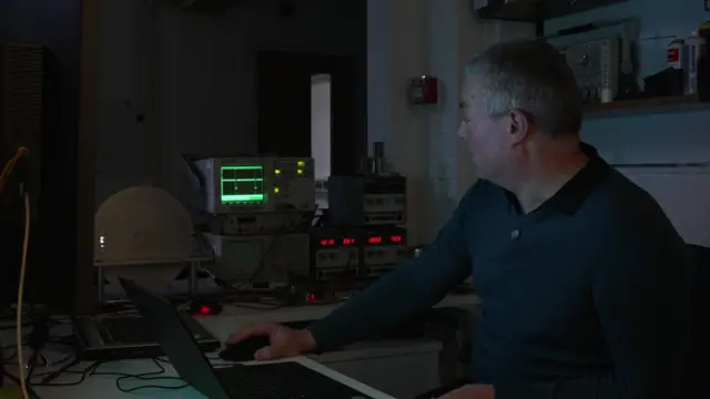 Gary Toms, ingeniero colegiado del Centro de Innovación de la Universidad, estaba sentado en una habitación rodeado de monitores mirando un círculo con una luz encendida.