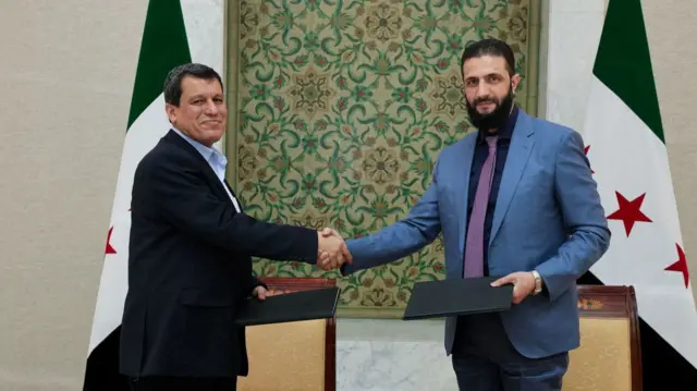 SDG Komutanı Mazlum Abdi ve Suriye'nin geçici devlet başkanı Ahmed eş-Şara, Mart ayında anlaşmaya varmıştı

