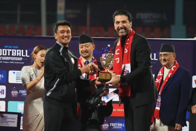 बुफोनको हातबाट प्रतियोगिताको उत्कृष्ट गोलरक्षकको पुरस्कार लिँदै मच्छिन्द्र क्लबका विशाल श्रेष्ठ