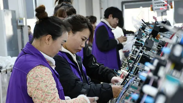 Pracownicy pracują na linii produkcyjnej wiązek przewodów samochodowych w Handan w prowincji Hebei w Chinach, 5 stycznia 2026 r.