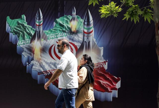 لوحة مرسومة على أحد الجدران في طهران