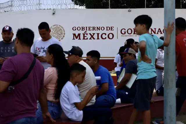 Migrantes venezolanos protestan para exigir deportación a su país, siguiendo las políticas de Donald Trump que les impidieron llegar a Estados Unidos, en Tapachula, México, el 14 de abril de 2025. (Foto: José Torres/Anadolu vía Getty Images)