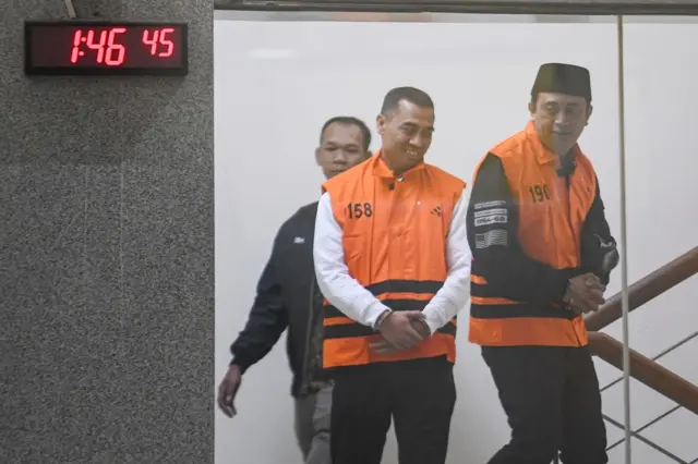 KPK menahan lima orang tersangka pascaoperasi operasi tangkap tangan (OTT) pada Kamis (20/8) yakni Rektor Unsoed Akhmad Sodiq, Wakil Rektor Bidang Kemahasiswaan Norman Arie Prayogo, Kepala Bagian Akademik Eko Sumanto, Dian Mulia Wardhana dan Adi Wiharto selaku pihak swasta, Mulyono yang merupakan keponakan Akhmad Sodiq serta mengamankan uang tunai Rp650 juta dan saldo dalam rekening senilai Rp99 juta yang diduga hasil dari tindak pidana korupsi terkait penerimaan mahasiswa baru di Unsoed Purwokerto tahun ajaran 2025-2026.