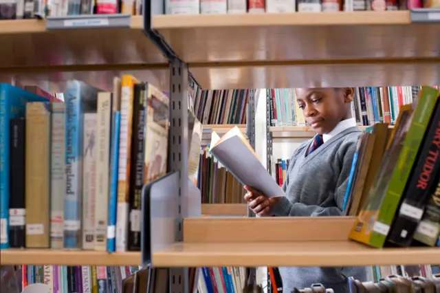 Un élève dans une bibliothèque