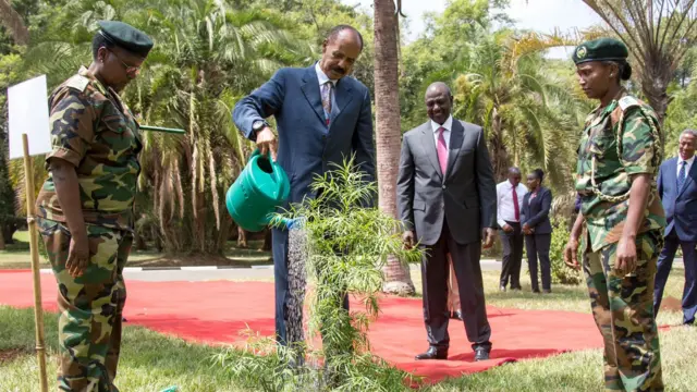 ፕረዚደንት ኢሳይያስ ኣብ ቤተመንግስቲ ኬንያ ተኽሊ እናስተየ