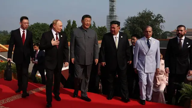 O presidente da China, Xi Jinping (ao centro), o líder da Coreia do Norte, Kim Jong Un (3º à direita), e o presidente da Rússia, Vladimir Putin (2º à esquerda)