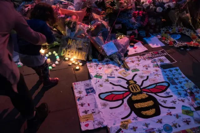 تصویر گرامیداشت قربانیان حمله سال ۲۰۱۷ به منچستر