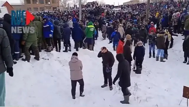 Каршылык жыйынга катышкандардын бири башынан жарат алды деп RusNews басылмасы кабарлады.