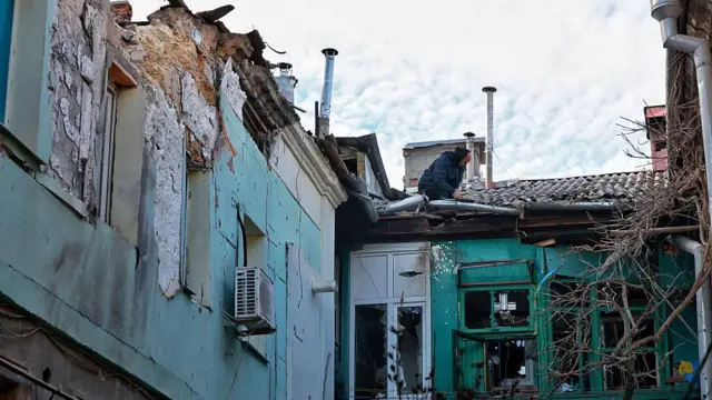 Дом с разрушенной крышей