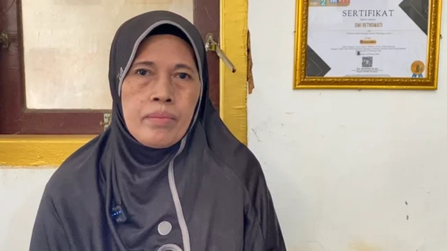 Siti Aisyah mengaku senang bisa terlibat dalam kegiatan bank sampah Mawar karena banyak keuntungan yang didapatkannya lewat kegiatan positif.