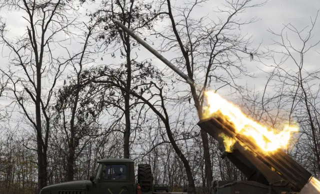 খেরসন শহরের কাছাকাছি একটি গ্রাম থেকে রুশ অবস্থানের অবস্থানের ওপর গোলা ছুঁড়ঝছে ইউক্রেনীয় সৈন্যরা